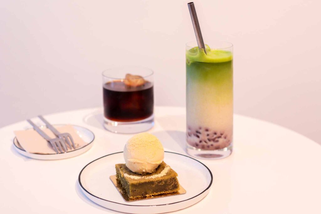 Huadou Soy Concept Store. Iced matcha latte in berlin. Mung brownie in berlin. Soy milk in Berlin